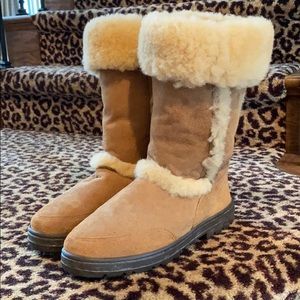 Tall Ugg Sundance shearling boot. Super warm! Sz10